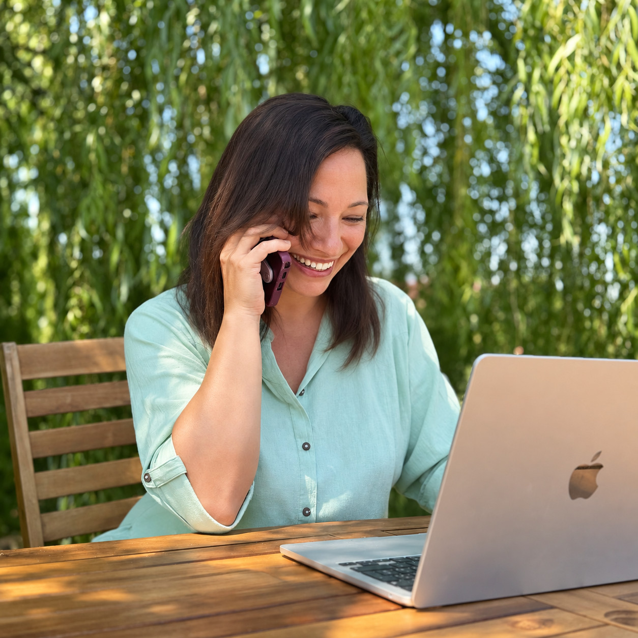 Silvia sorride al telefono davanti al laptop: quando chiami, risponde lei