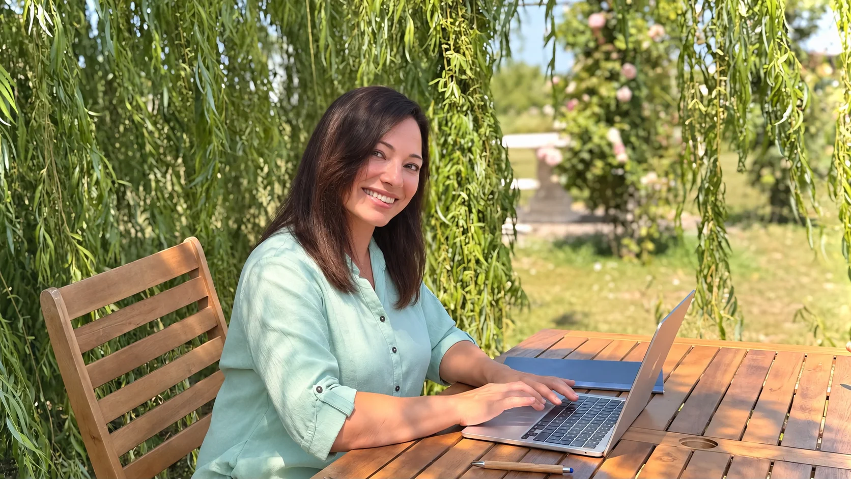 Silvia lavora al computer sotto il salice