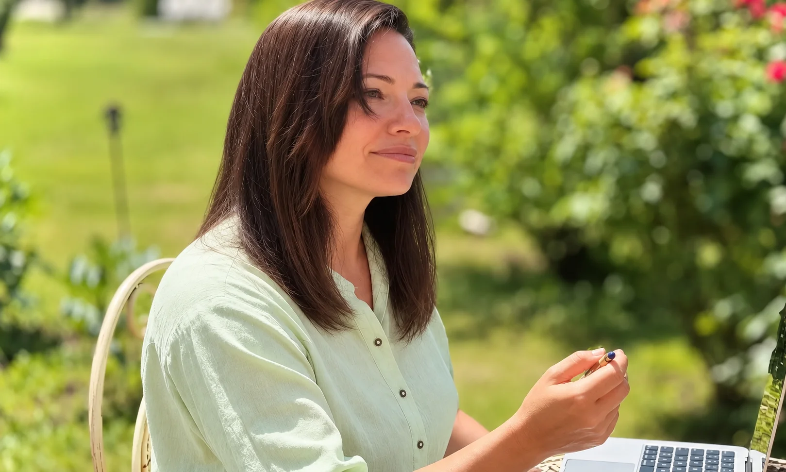 Silvia ascolta un cliente con la penna sul quaderno