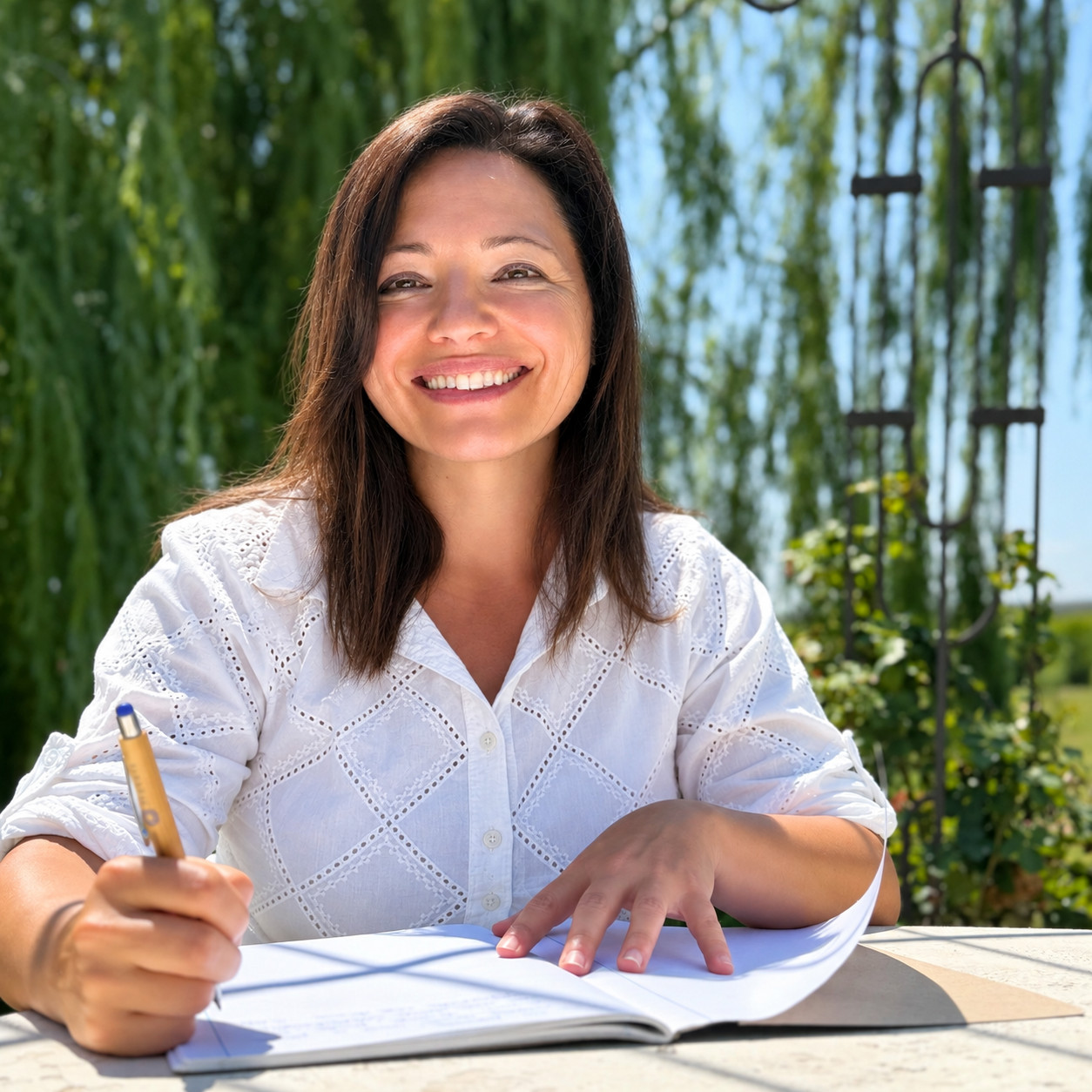 Silvia sorride con la penna in mano sul quaderno aperto: pronta ad ascoltare