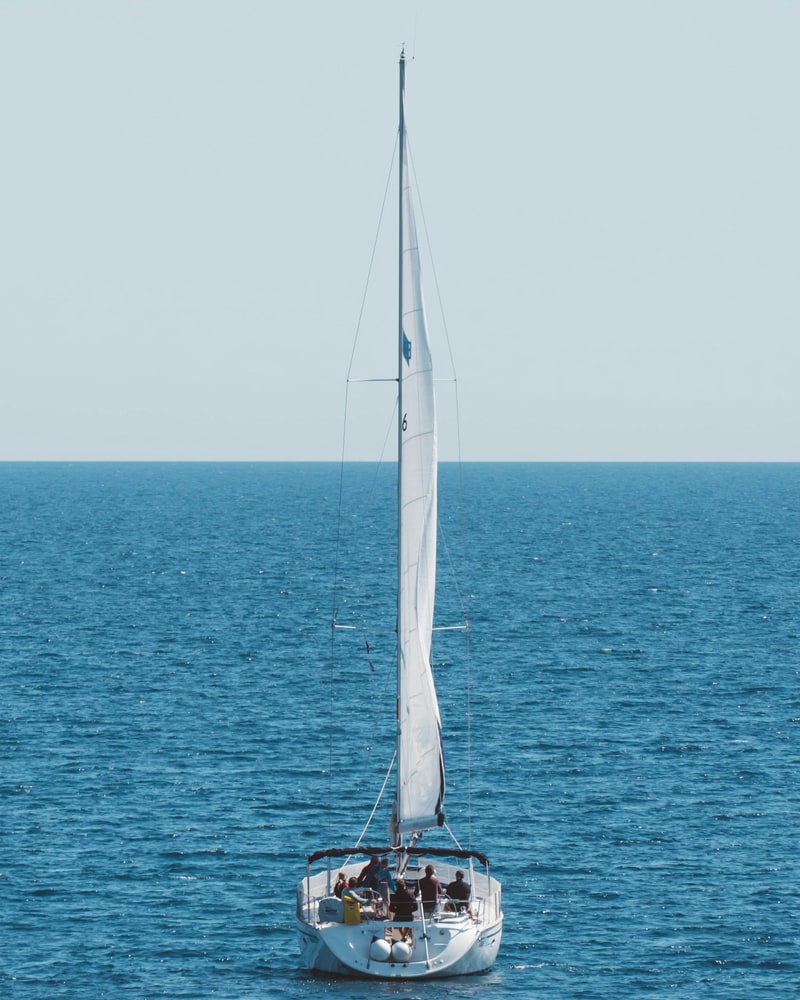 Un veliero a vele spiegate naviga nel blu dell’Adriatico