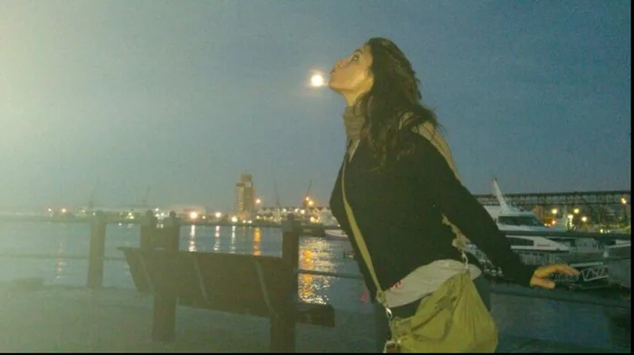 Silvia in viaggio, sotto la luna vicino al mare